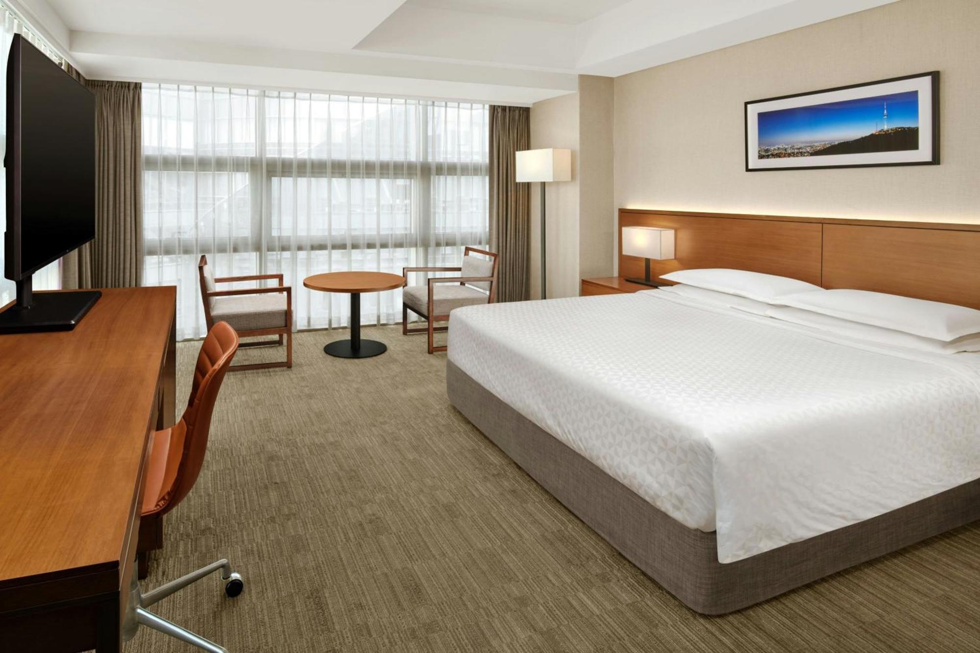 Deluxe Corner King Room City View